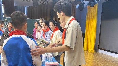 情暖高新 关爱儿童—PG电子开展“六一”关爱儿童慰问活动(图2) 慰问现场.jpg