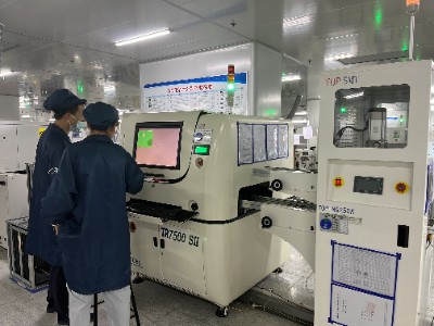 PG电子生产车间AOI光学检测中.jpg