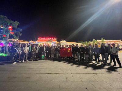 团结一心,永攀最高峰丨PG电子组织登泰山活动(图2) 山脚合影.jpg