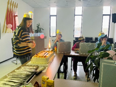 时光共悦 感恩同行丨PG电子举办10月员工生日会(图3) 点生日蜡烛.jpg