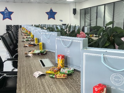 时光共悦 感恩同行丨PG电子举办10月员工生日会(图2) 生日礼品.jpg