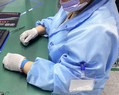 佩戴静电手环_PG电子smt贴片加工.jpg