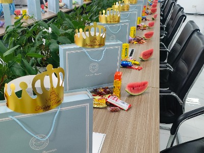 PG电子四月员工生日会:温馨齐聚,共庆生辰(图1) 生日会现场.jpg