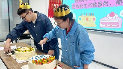 情暖金秋,感恩有你 | PG电子9月员工生日会温情落幕(图3) 切生日蛋糕_PG电子.jpg