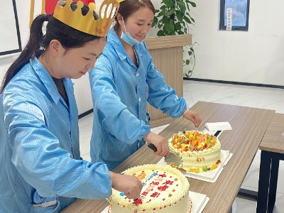 员工生日会切蛋糕_PG电子电子.jpg