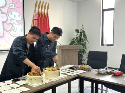 员工生日会切蛋糕_PG电子.jpg