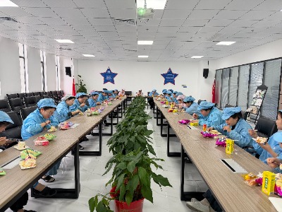 员工生日会现场.jpg